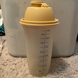Tupperware 16 ounces 2 cups shaker